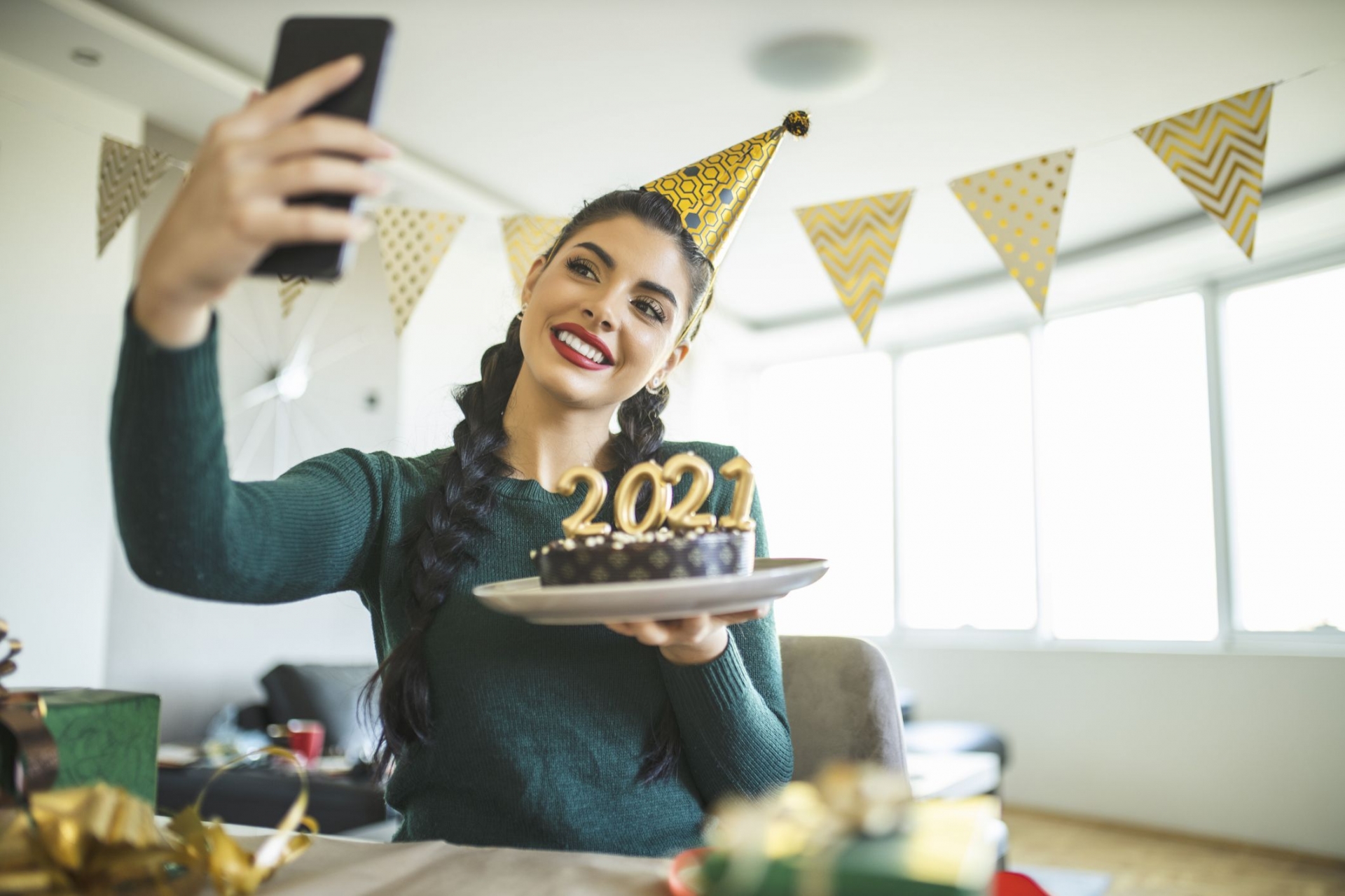 One should avoid crowded New Year party during the pandemic (Photo: Delish) 