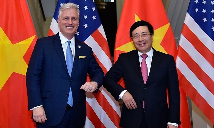 U.S. national security adviser Robert O’Brien (L) is with Deputy Prime Minister and Minister of Foreign Affairs Pham Binh Minh in Hanoi, November 21, 2020. (Photo courtesy of the Ministry of Foreign Affairs/ via VNE)  