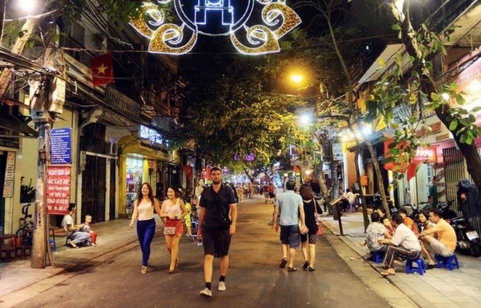 A foreign tourist walking in the pedestrian street (Photo: Bao Quoc Te)  