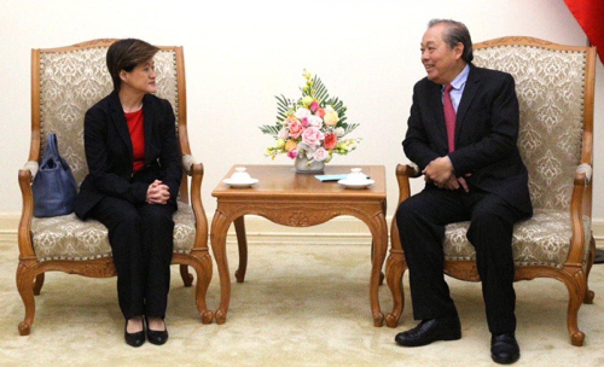 Deputy PM Truong Hoa Binh (R) receives outgoing Singaporean ambassador Catherine Wong Siow Ping in Hanoi on Dec. 24. (Photo: VGP) 