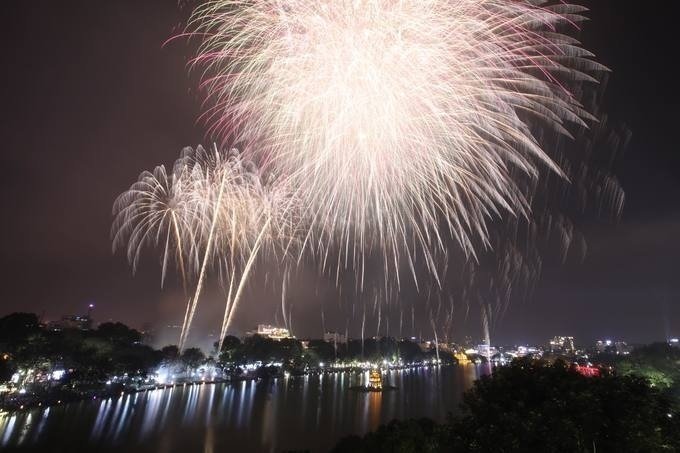 Firework display in Hoan Kiem lake (Photo: VNE)  