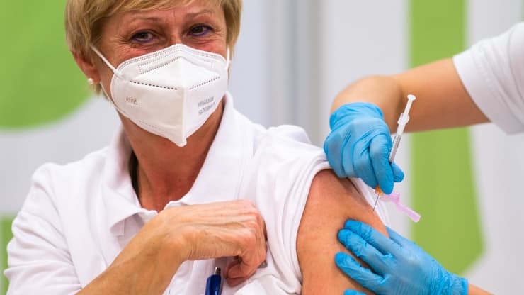 Medical personnel is given the Pfizer-Biontech Covid-19 corona virus vaccine at the Favoriten Clinic in Vienna, Austria, on December 27, 2020 on the occasion of the Pfizer-BioNTech Covid-19 corona virus vaccine rollout. (Photo: Getty Images)  
