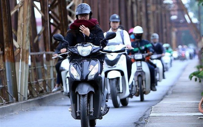 People are all bundle up while traveling outside (Photo: CAFE F)  