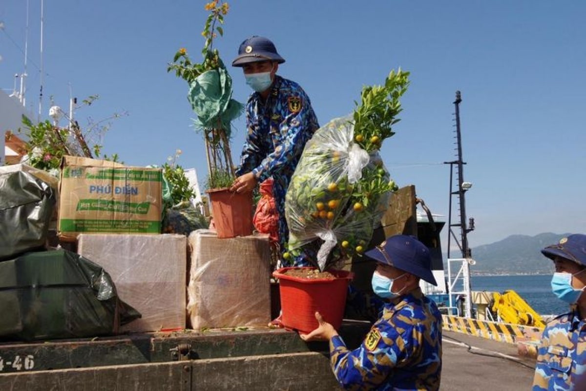 Tet Gifts Delivered to Truong Sa Islanders