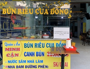 kindness story hcmc eatery gives out free crab vermicelli for poor people