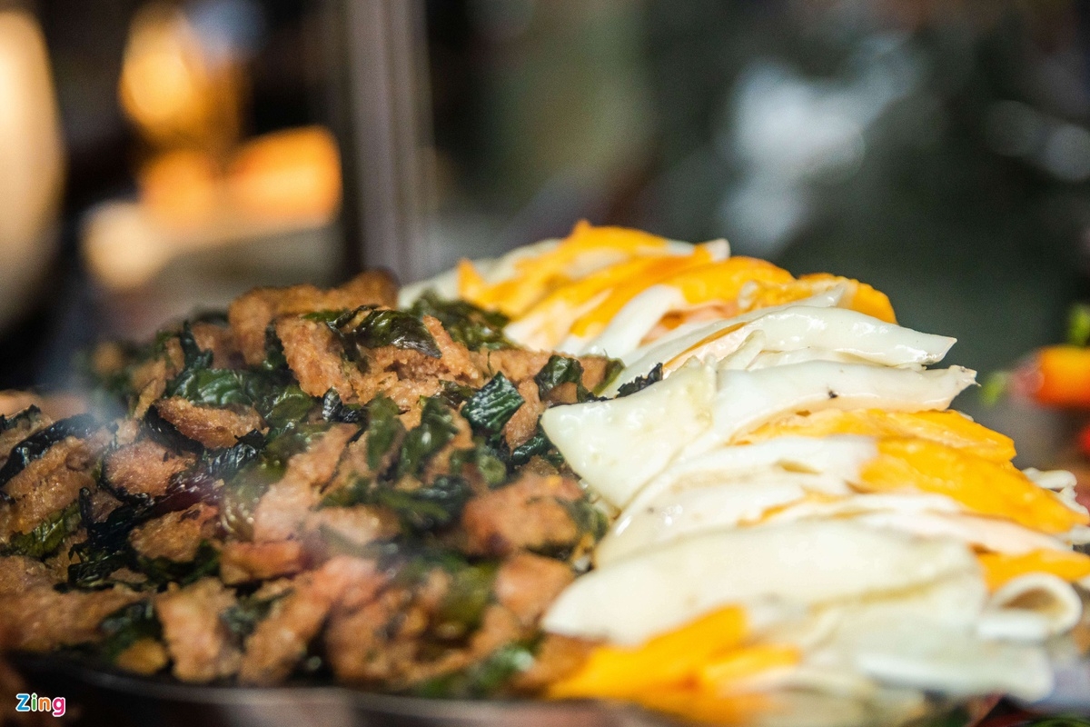 Famous 40-year-old 'Banh mi Ba Tau' cart vendor in HCMC