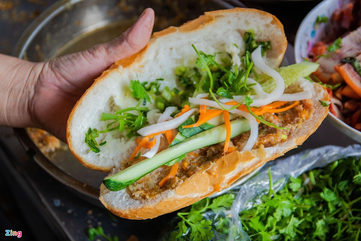 Famous 40-year-old 'Banh mi Ba Tau' cart vendor in HCMC