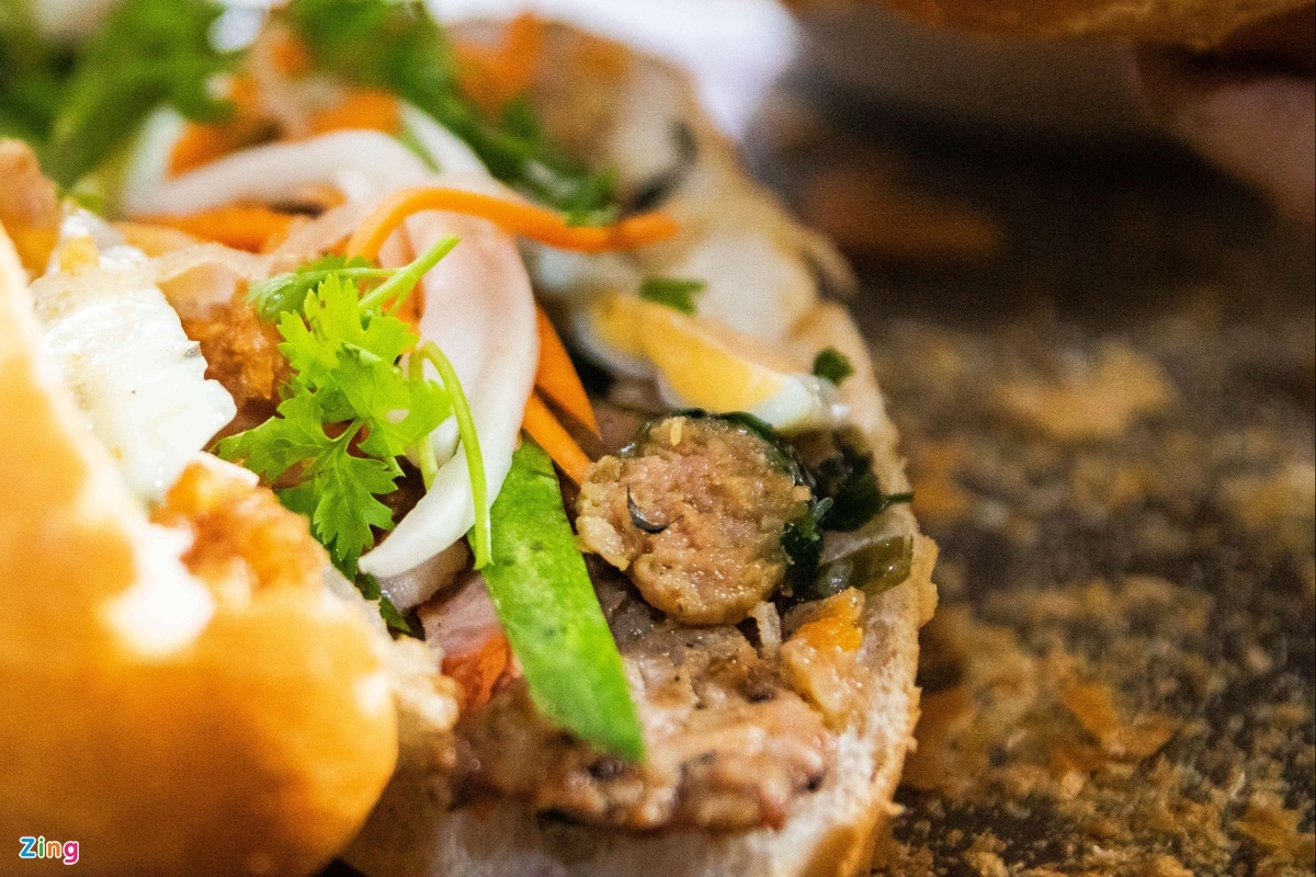 Famous 40-year-old 'Banh mi Ba Tau' cart vendor in HCMC