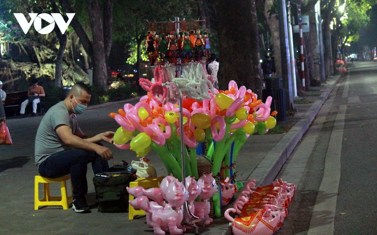 In photos: Hanoi reopens weekend pedestrian zone in Old Quarter