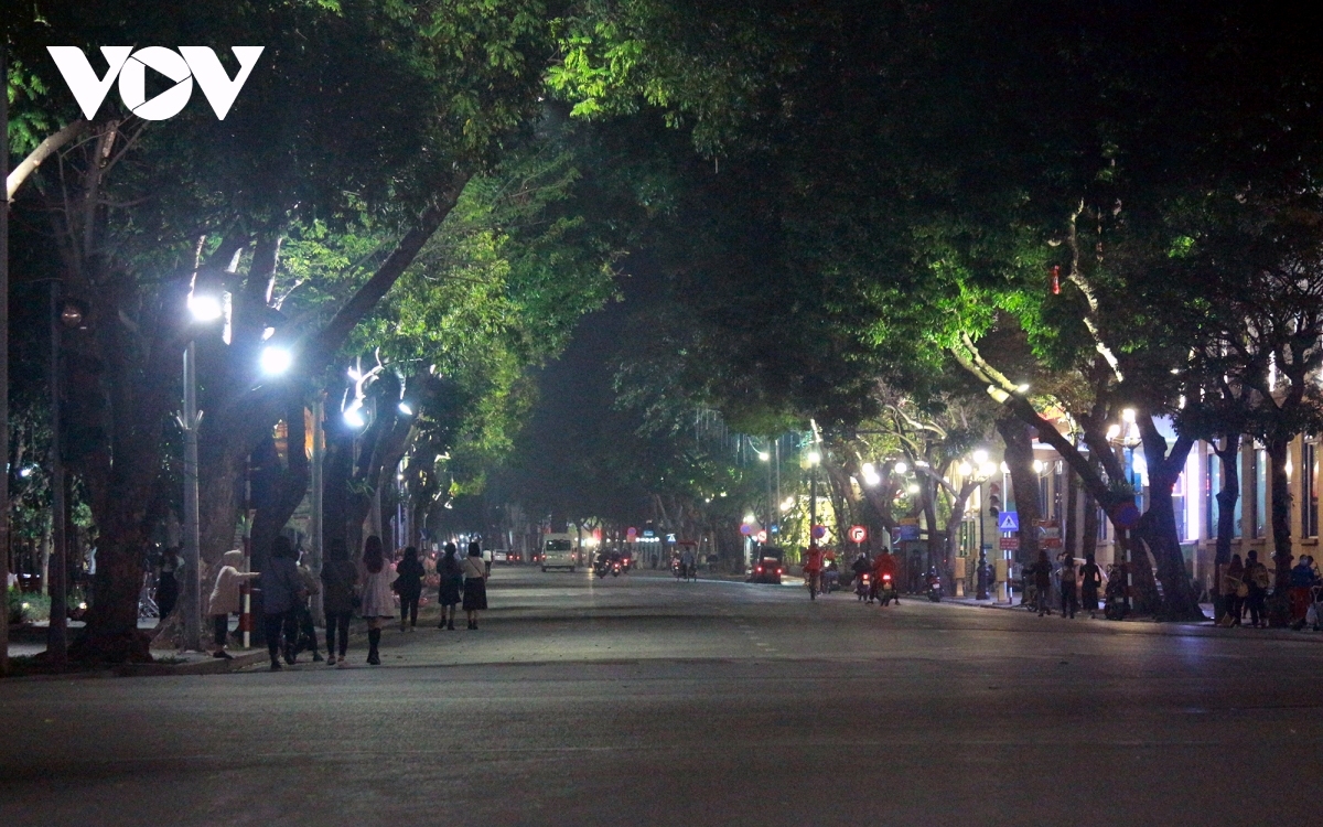 In photos: Hanoi reopens weekend pedestrian zone in Old Quarter