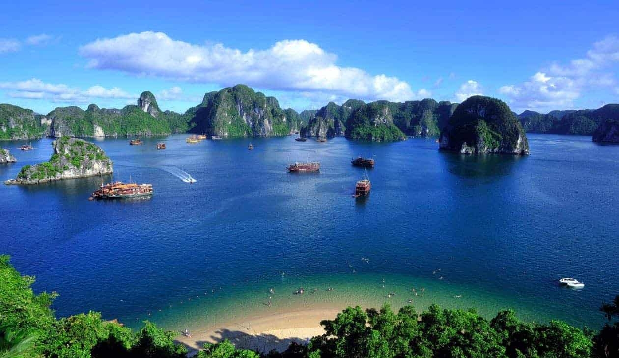 Halong Bay is a UNESCO World Natural Heritage in Quang Ninh Province that has long been famous in the worldwide tourist communities and even filmed in Hollywood movies. Photo: South East Asia Backpacker