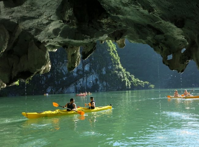 Kayaking in Lan Ha bay. Photo: Asianway Travel