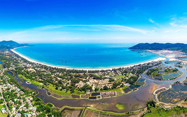 An aerial view of Lăng Cô Bay look from the upper Hải Vân Pass in the central Thừa Thiên-Huế Province. Photo courtesy of local Department of Tourism