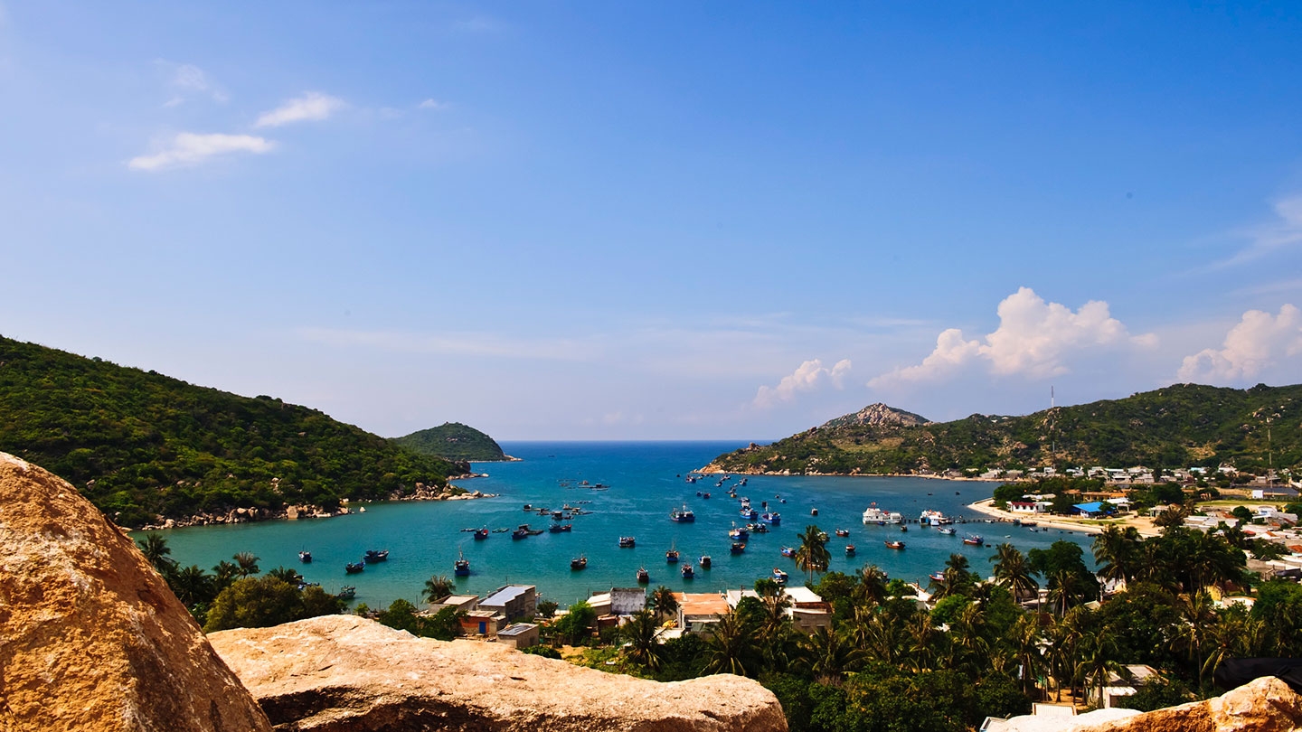 Vinh Hy Bay is a small bay in Vinh Hai Commune, Ninh Hai District, Ninh Thuan Province, Vietnam. Photo: Vietnam Immigration