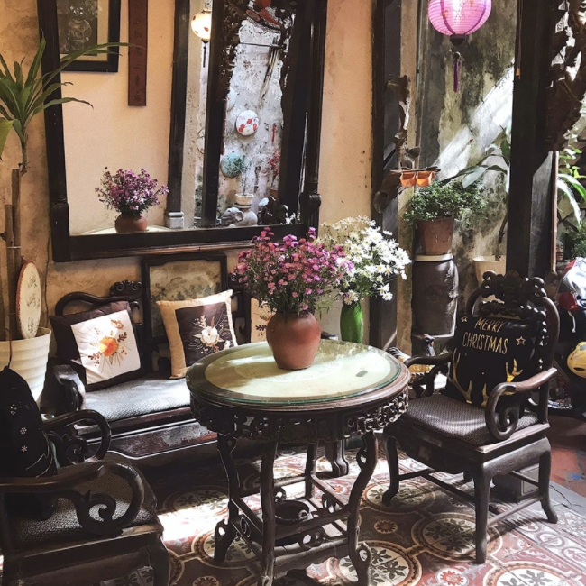 Tranquil coffee shop placed in Hanoi's 102-year-old house