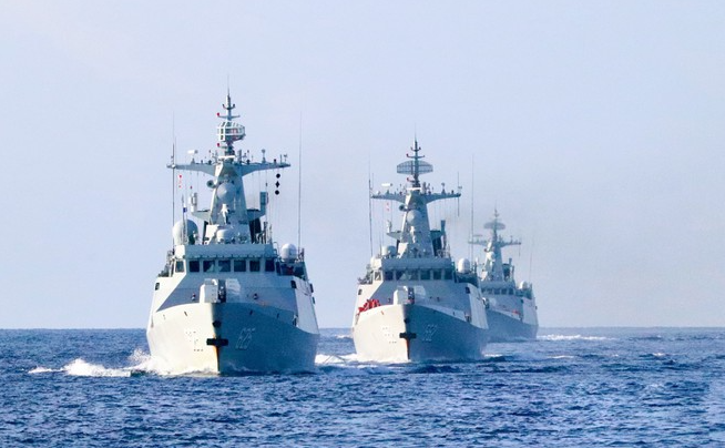 China flaunts warships to impose threats in the Bien Dong Sea