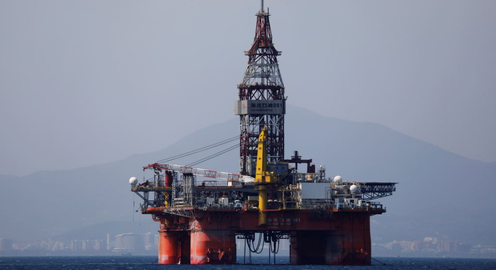 Chinese companies sanctioned by US to pull a new oil rig to Bien Dong Sea