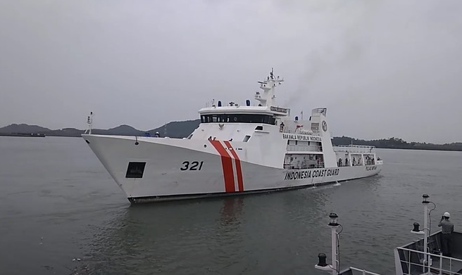 The Indonesian patrol vessel blocked the Chinese research vessel in Sunda Strait