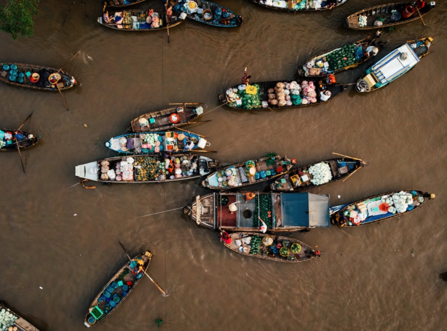Vietnam's floating market under lenses of Western tourist