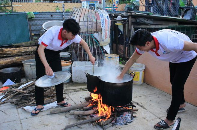 College students gift free porridge for patients in Hue Central Hospital