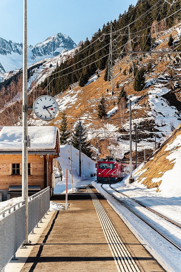 Vietnamese Tourist 'Lost' in Beautiful, Snowy Village in Switzerland