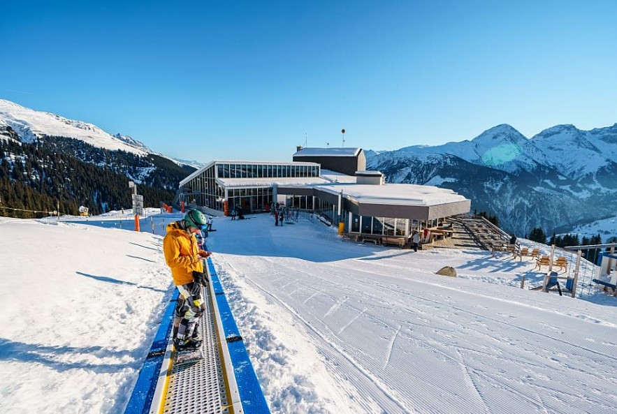 Vietnamese Tourist 'Lost' in Beautiful, Snowy Village in Switzerland