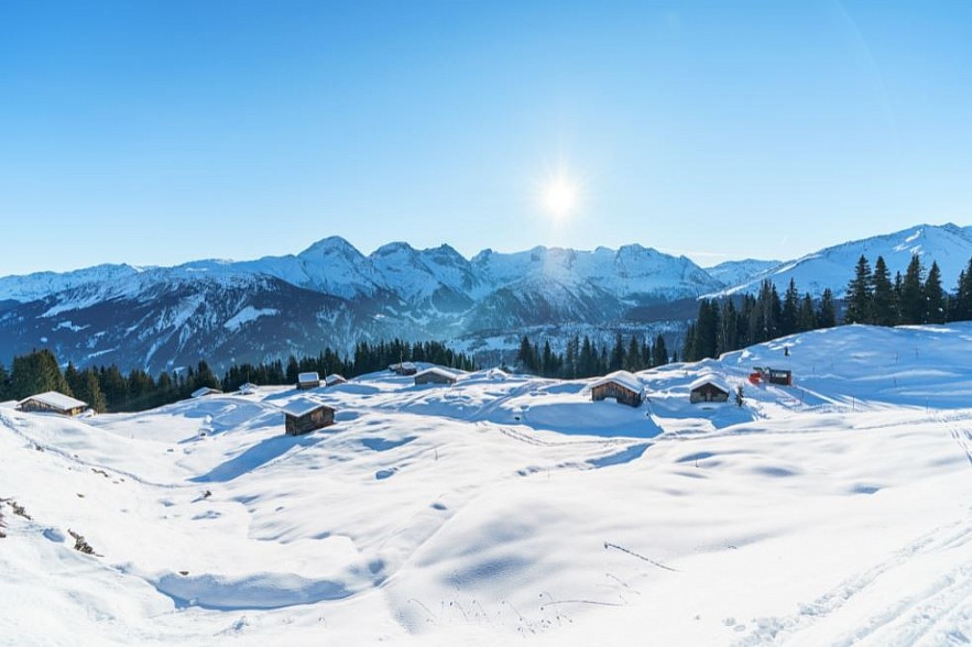 Vietnamese Tourist 'Lost' in Beautiful, Snowy Village in Switzerland