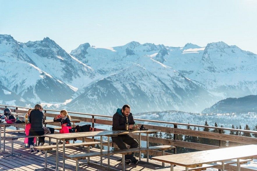 Vietnamese Tourist 'Lost' in Beautiful, Snowy Village in Switzerland