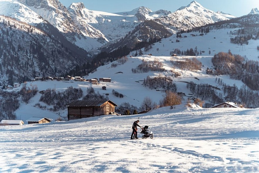 Vietnamese Tourist 'Lost' in Beautiful, Snowy Village in Switzerland Vietnamese Tourist 'Lost' in Beautiful, Snowy Village in Switzerland