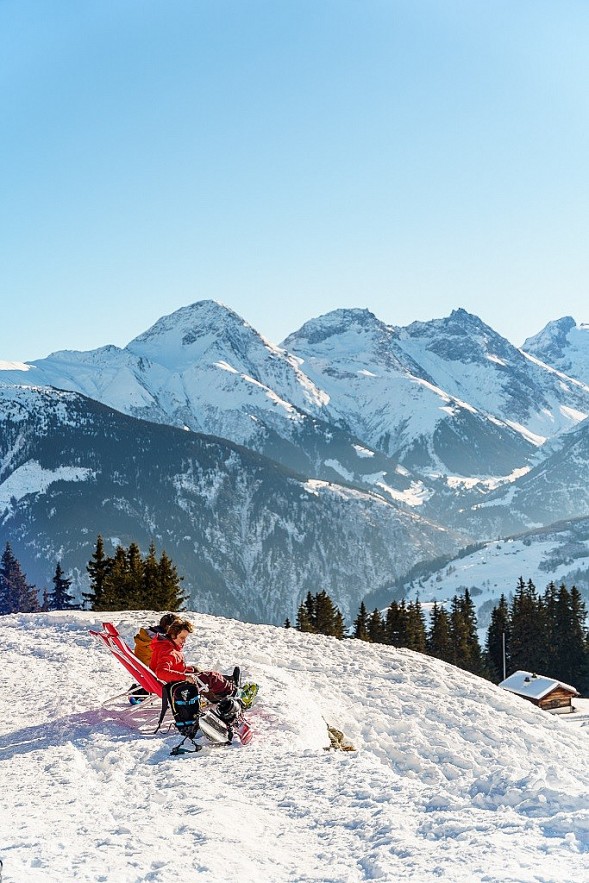 Vietnamese Tourist 'Lost' in Beautiful, Snowy Village in Switzerland