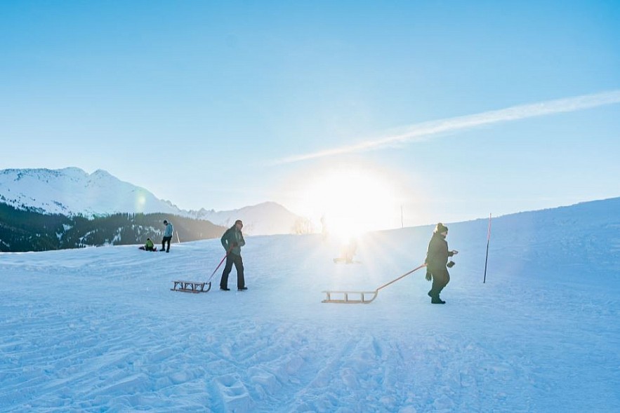 Vietnamese Tourist 'Lost' in Beautiful, Snowy Village in Switzerland