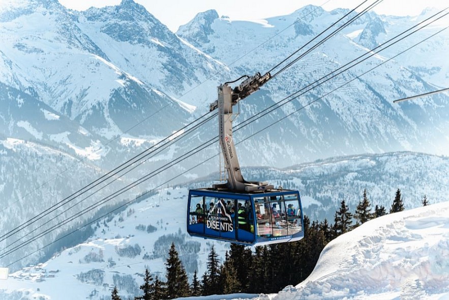 Vietnamese Tourist 'Lost' in Beautiful, Snowy Village in Switzerland