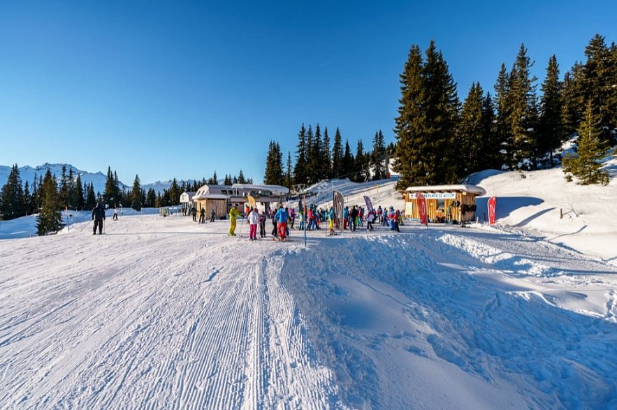 Vietnamese Tourist 'Lost' in Beautiful, Snowy Village in Switzerland