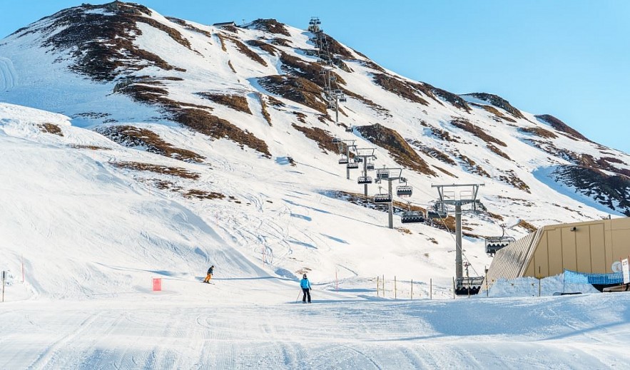 Vietnamese Tourist 'Lost' in Beautiful, Snowy Village in Switzerland