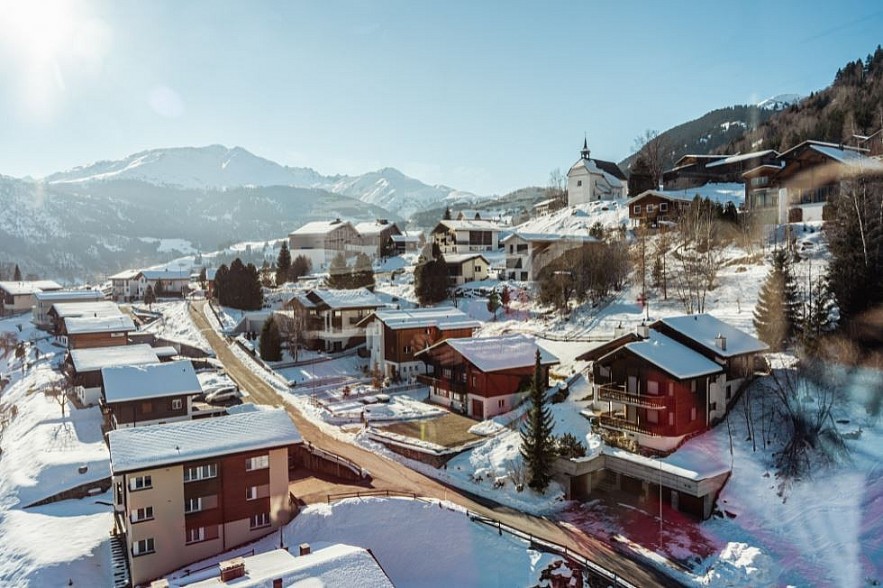 Vietnamese Tourist 'Lost' in Beautiful, Snowy Village in Switzerland