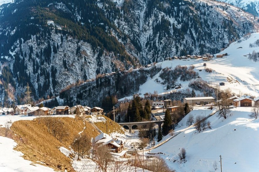 Vietnamese Tourist 'Lost' in Beautiful, Snowy Village in Switzerland