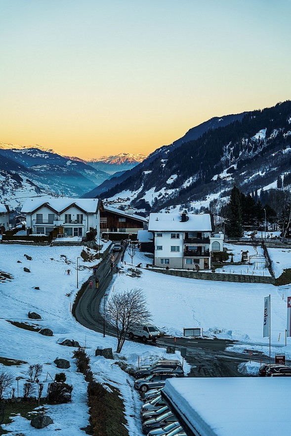 Vietnamese Tourist 'Lost' in Beautiful, Snowy Village in Switzerland