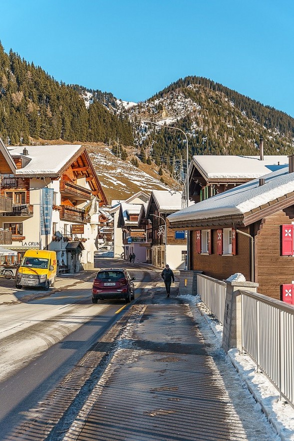 Vietnamese Tourist 'Lost' in Beautiful, Snowy Village in Switzerland Vietnamese Tourist 'Lost' in Beautiful, Snowy Village in Switzerland