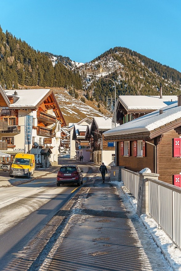 Vietnamese Tourist 'Lost' in Beautiful, Snowy Village in Switzerland