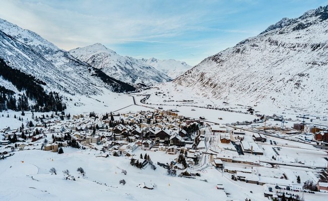 Vietnamese Tourist 'Lost' in Beautiful, Snowy Village in Switzerland