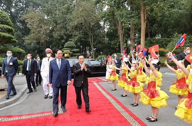 Photo: Laos Prime Minister Begins Visit in Vietnam