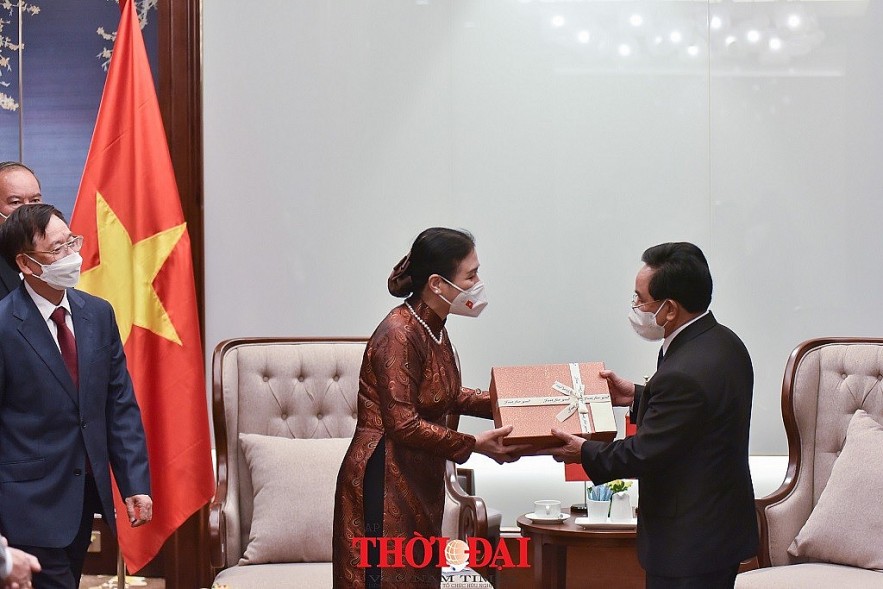 Laos PM Meets with Vietnam Friendship Organizations to Discuss People-to-People Exchanges
