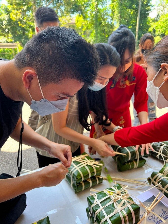 Vietnamese Community in Singapore Holds Contest to Make Banh Chung