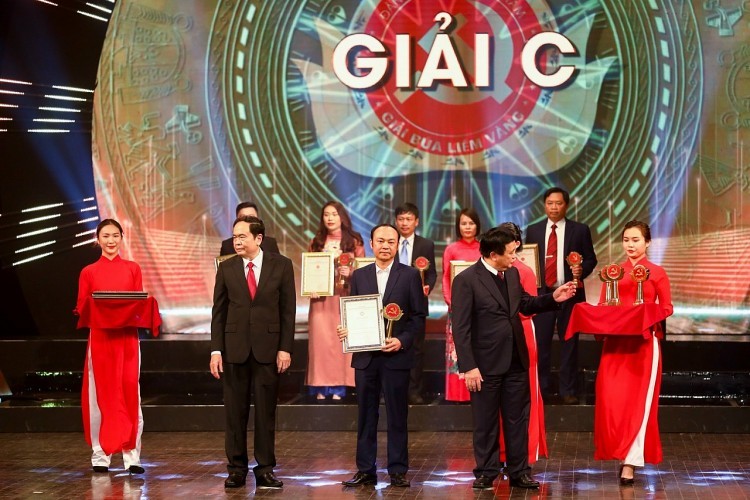 Vietnam Times Wins Golden Hammer and Sickle Award for Journalism