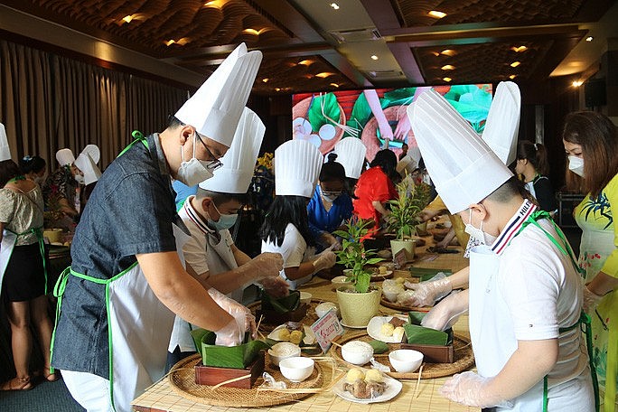 Foreign Tourists Tell Memories of Tet in Mui Ne