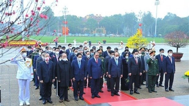 top leaders visit president ho chi minh mausoleum ahead of tet