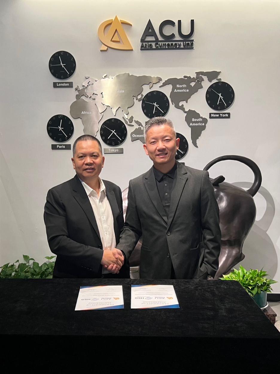 Mr. Thor Yang, Chairman of ACU Group Hong Kong (left) and Mr. Terry Liang, CEO of HSG (right) signed Certificate of Partnership in recognition of commitments and collaboration.