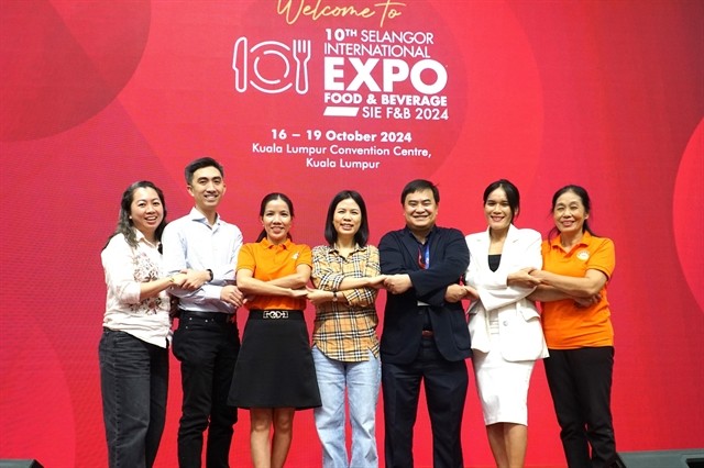 Vietnamese Commercial Counsellor in Malaysia Lê Phú Cường (third from right) meets representatives of Vietnamese businesses at the Selangor International Business Summit (SBIS) 2024 in Kuala Lumpur. — VNA/VNS Photo