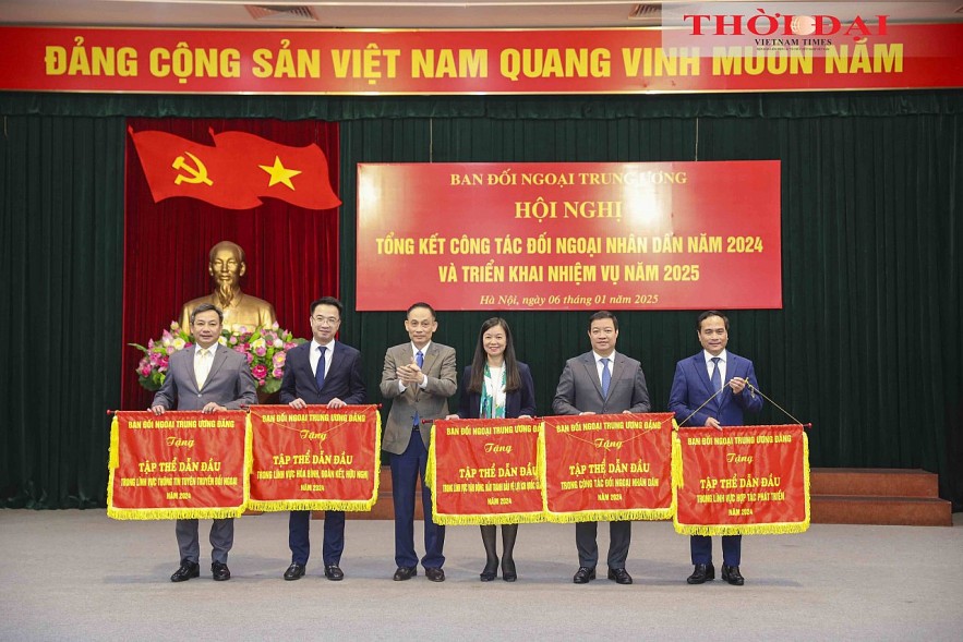 Le Hoai Trung presents the Emulation Flag to the leading collectives in people's diplomacy in 2024. Photo: Dinh Hoa