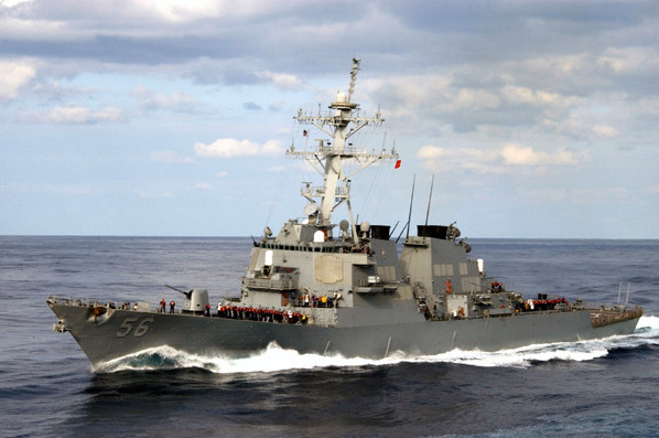 US Destroyer Conducts FONOP in Bien Dong Sea